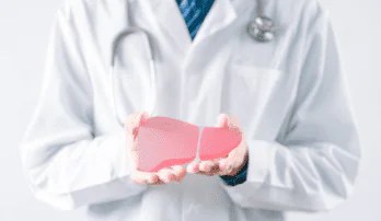 Čo zaťažuje pečeň: príznaky, riziká a kedy si dať skontrolovať pečeňové testy